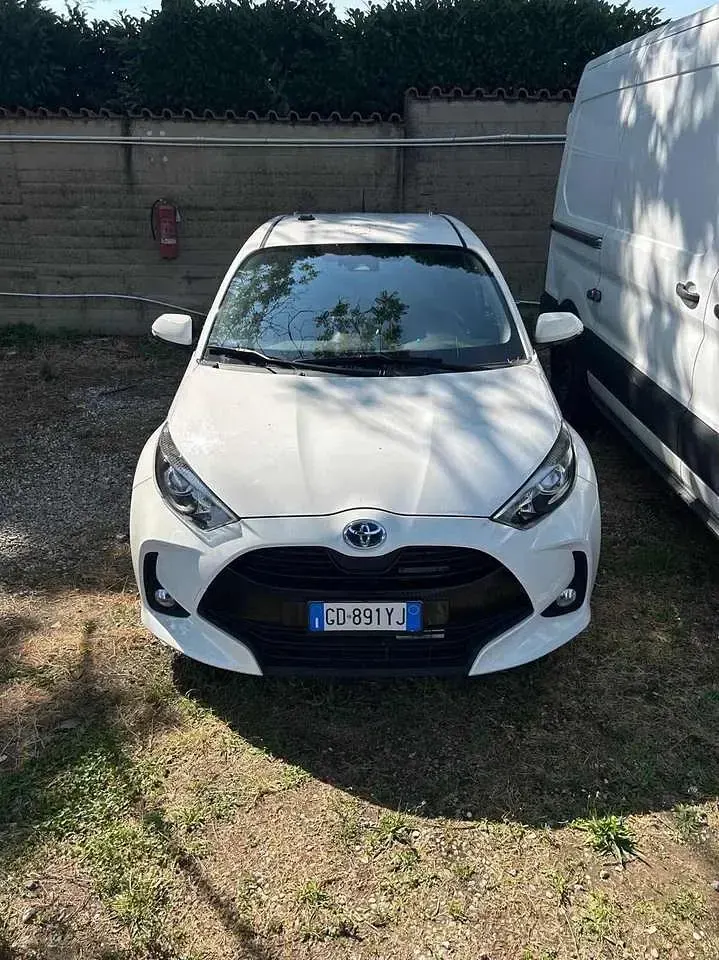 Usata Toyota Yaris Hybrid Trend 92 CV (67 kW) 2021 Bianco Berlina