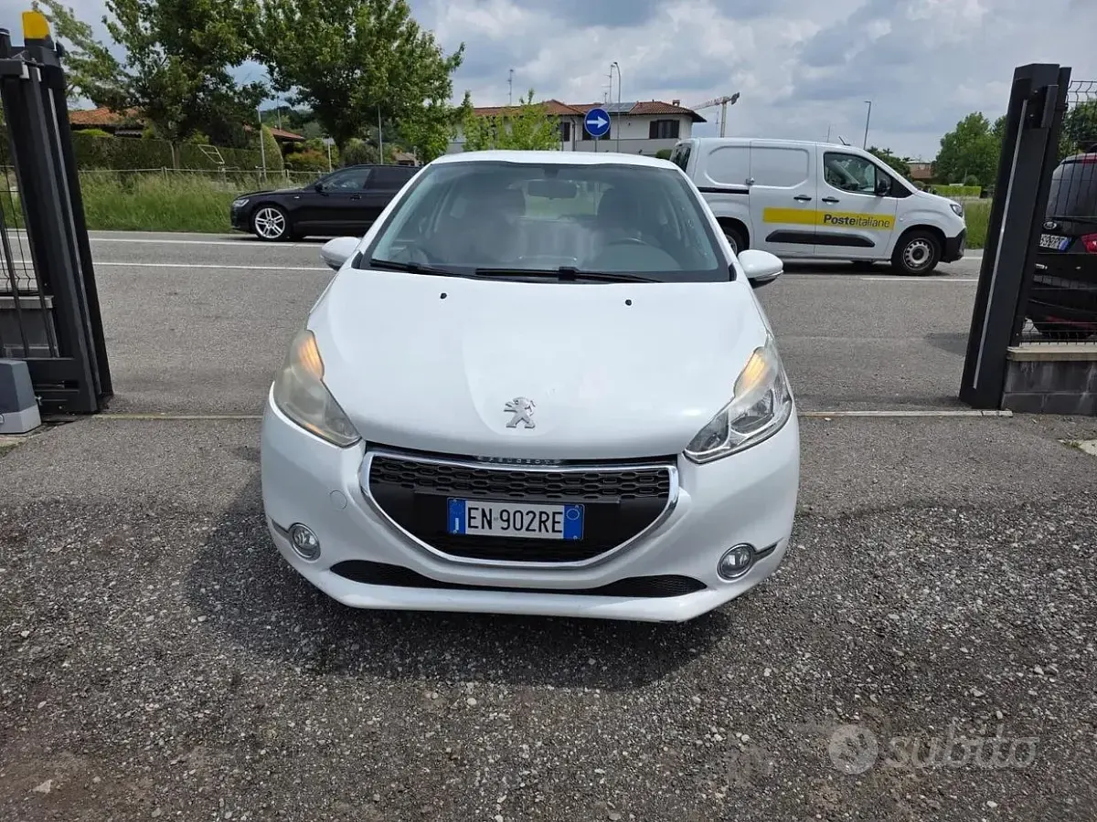 Usata Peugeot 208 Access 82 CV (60 kW) 2012 Bianco Utilitaria
