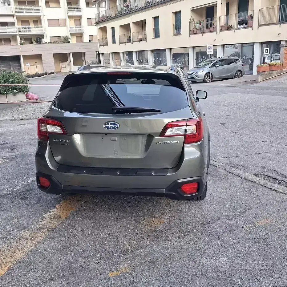 Usata Subaru Outback Premium 175 CV (128 kW) 2020 Verde Station wagon