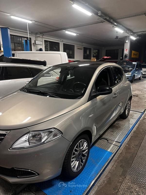 Usata Lancia Ypsilon 69 CV (50 kW) 2012 Oro Utilitaria