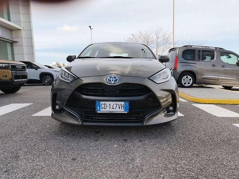 Usata Toyota Yaris Hybrid Trend 92 CV (67 kW) 2021 Grigio scuro Berlina