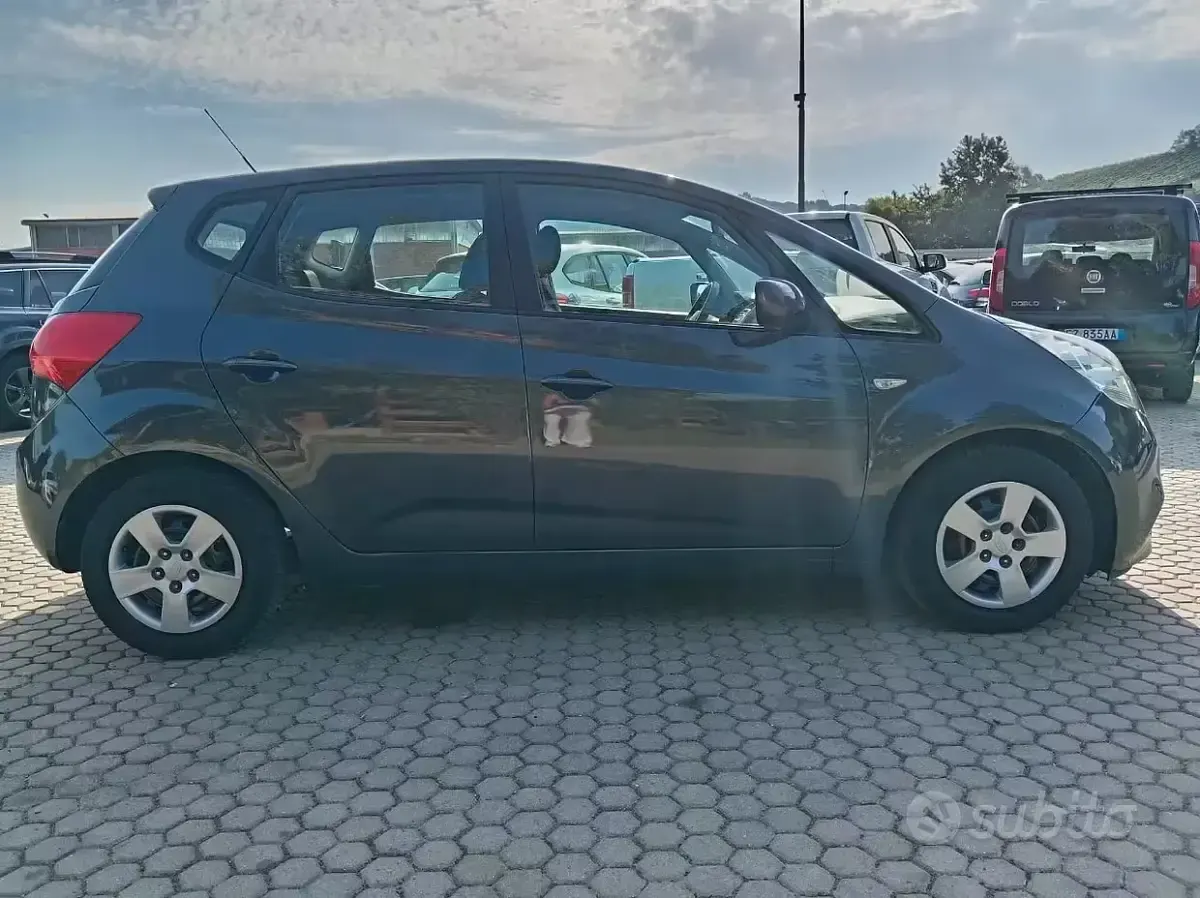Usata Kia Venga 90 CV (66 kW) 2017 Grigio Utilitaria