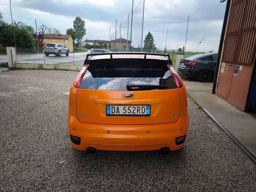 Usata Ford Focus ST 226 CV (166 kW) 2006 Arancione Berlina