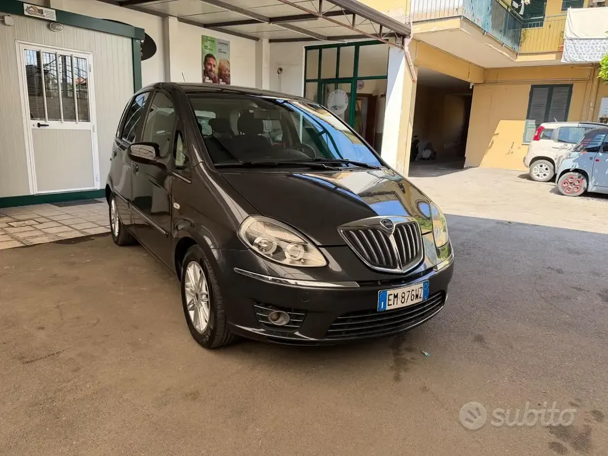 Usata Lancia Musa 95 CV (69 kW) 2012 Grigio Monovolume
