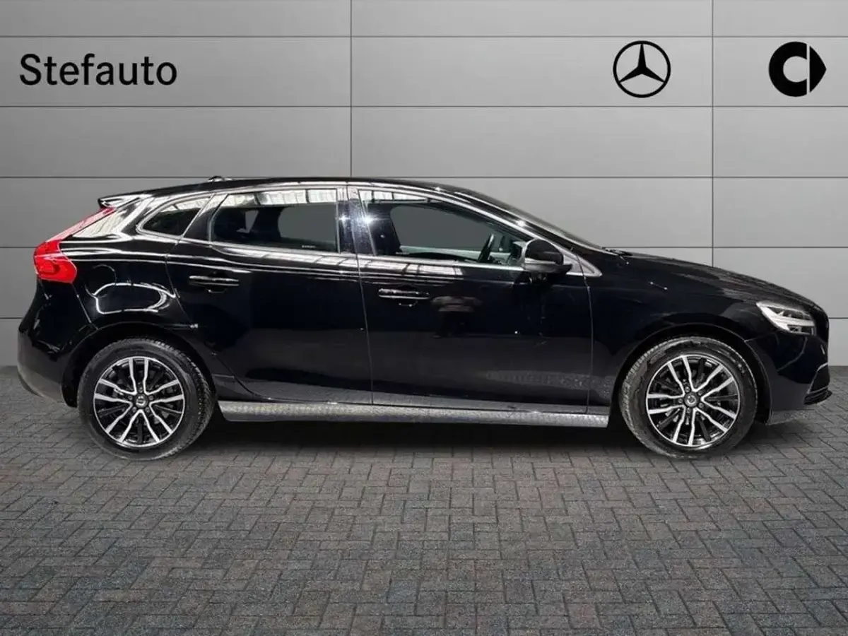 Usata Volvo V40 Business Edition 120 CV (88 kW) 2019 Nero Berlina