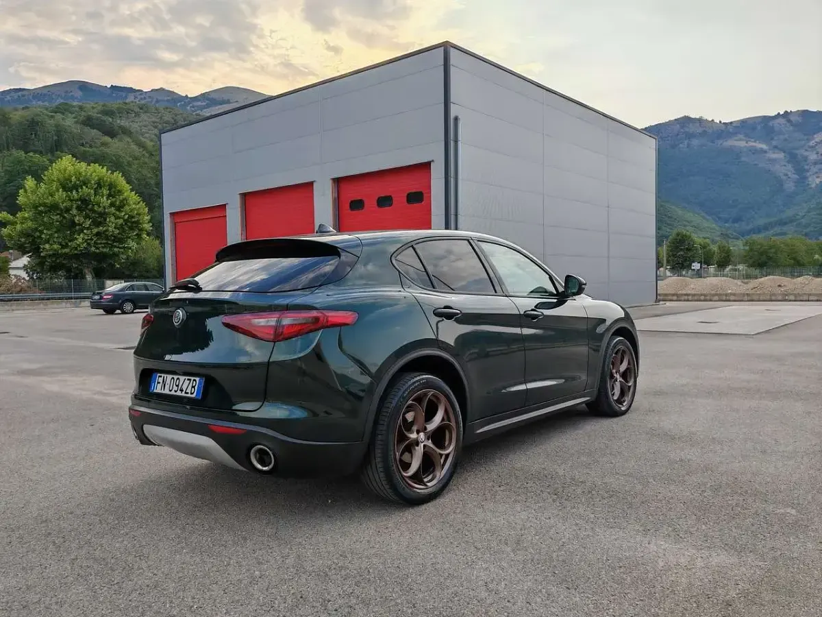 Usata Alfa Romeo Stelvio Executive 209 CV (153 kW) 2018 Verde visconti SUV