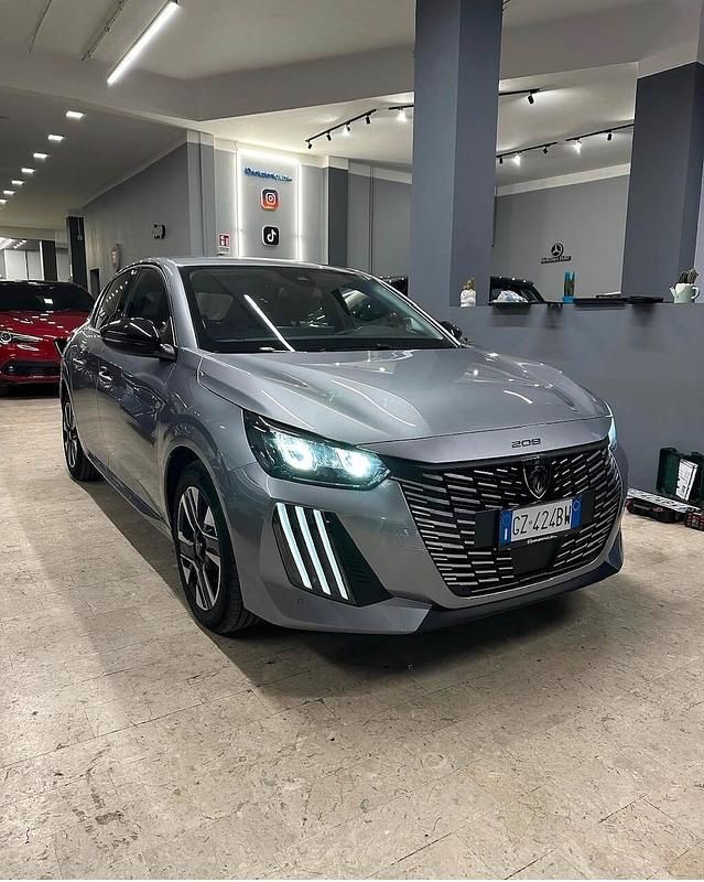 Usata Peugeot 208 Allure 101 CV (74 kW) 2025 Grigio Utilitaria