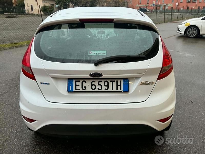 Usata Ford Fiesta 97 CV (71 kW) 2011 Bianco Berlina