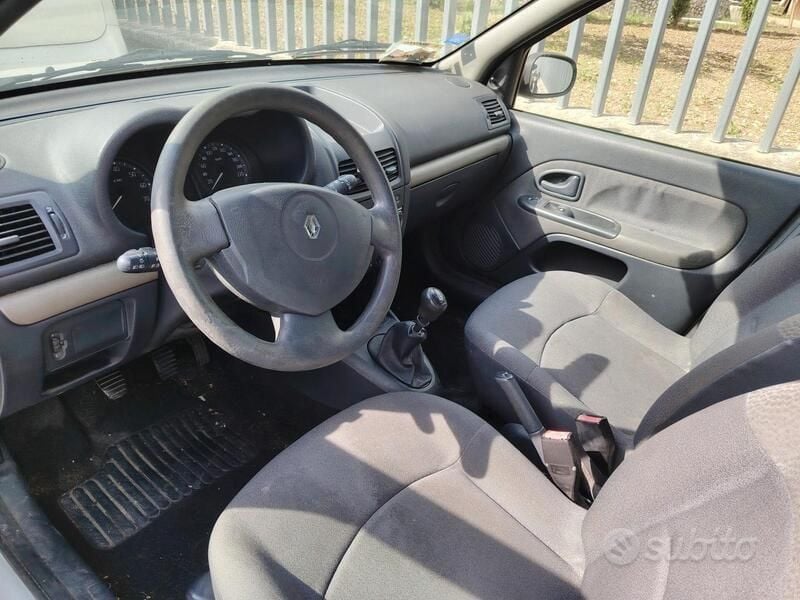 Usata Renault Clio II Dynamique 75 CV (55 kW) 2004 Grigio Berlina