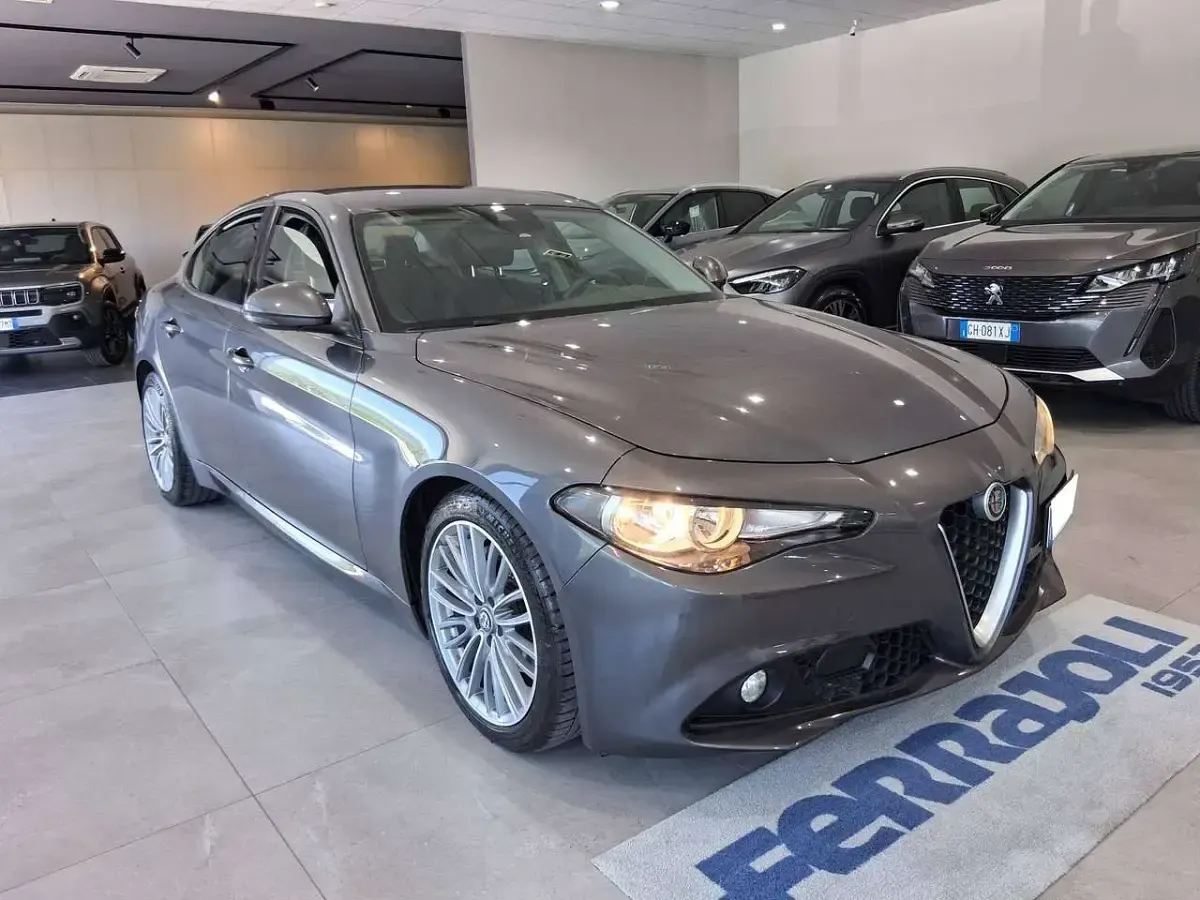 Usata Alfa Romeo Giulia Super 150 CV (110 kW) 2017 Grigio vesuvio Berlina