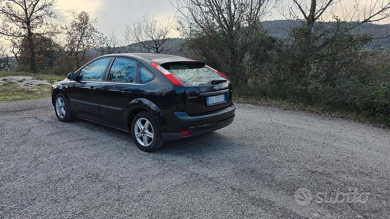 Usata Ford Focus 90 CV (66 kW) 2006 Nero Berlina