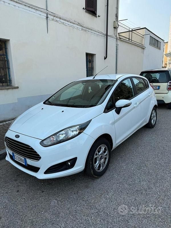 Usata Ford Fiesta 60 CV (44 kW) 2015 Bianco Utilitaria