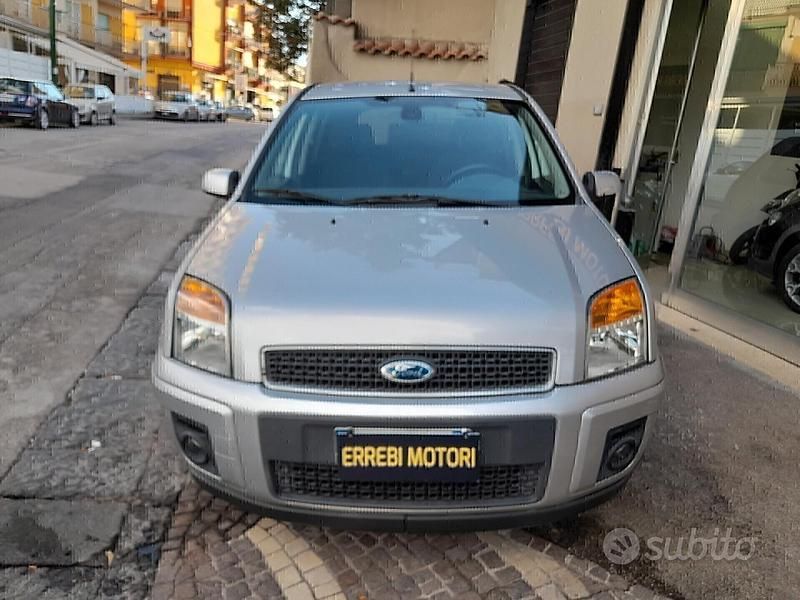 Usata Ford Fusion 67 CV (49 kW) 2007 Grigio Utilitaria