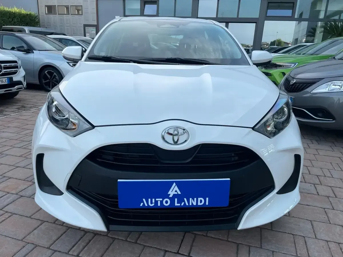 Nuova Toyota Yaris Hybrid Trend 92 CV (67 kW) 2026 Bianco Berlina