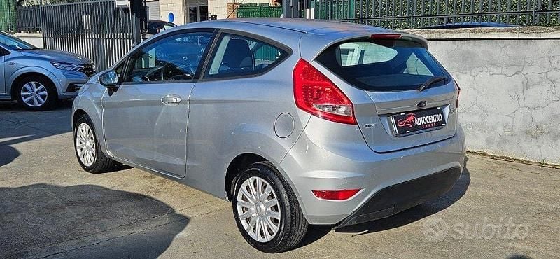 Usata Ford Fiesta 68 CV (50 kW) 2010 Grigio Utilitaria