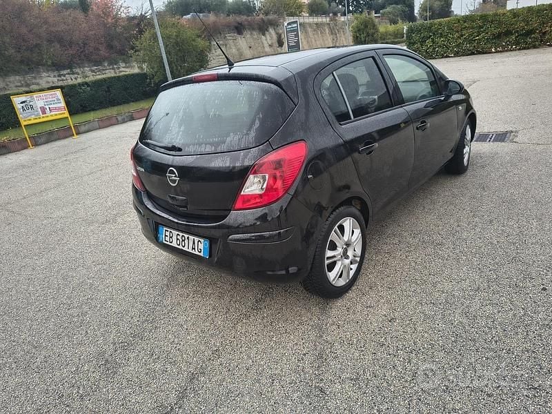Nero Usata 2012 Opel Corsa Tre volumi | 2199 € - Immagine 1/4