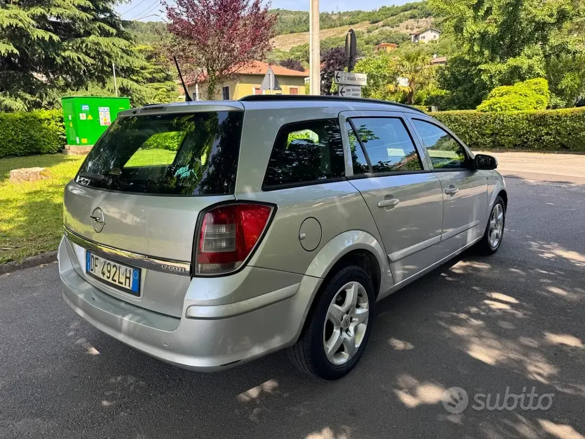 Usata Opel Astra Cosmo 101 CV (74 kW) 2007 Grigio Berlina
