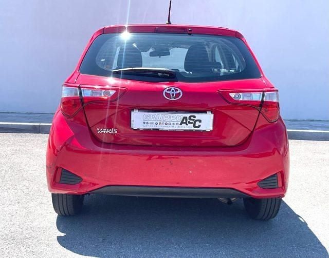 Usata Toyota Yaris Cool 100 CV (73 kW) 2020 Nero Berlina