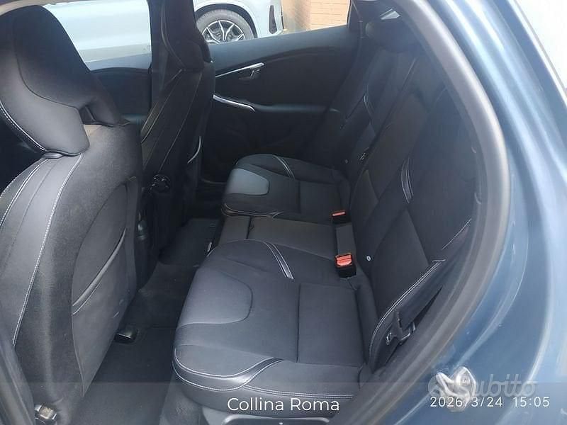 Usata Volvo V40 Momentum 116 CV (85 kW) 2014 Blu Berlina