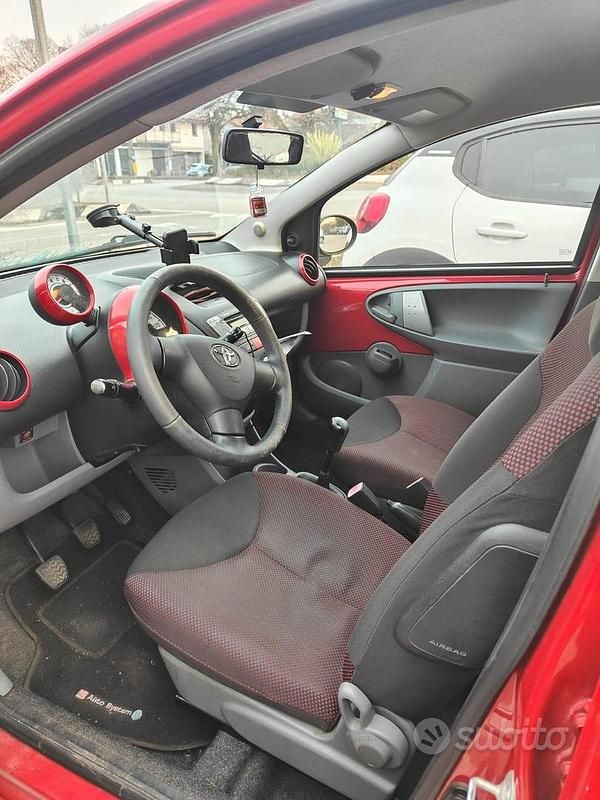 Usata Toyota Aygo 68 CV (50 kW) 2010 Rosso Utilitaria
