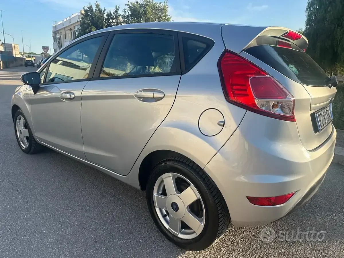 Usata Ford Fiesta 95 CV (69 kW) 2015 Grigio Utilitaria