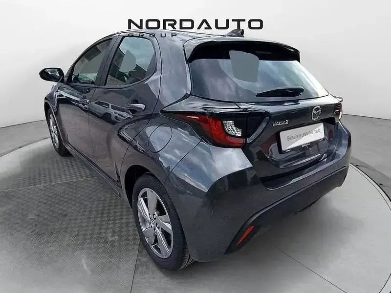 Nuova Mazda 2 116 CV (85 kW) 2026 Lead grey Utilitaria