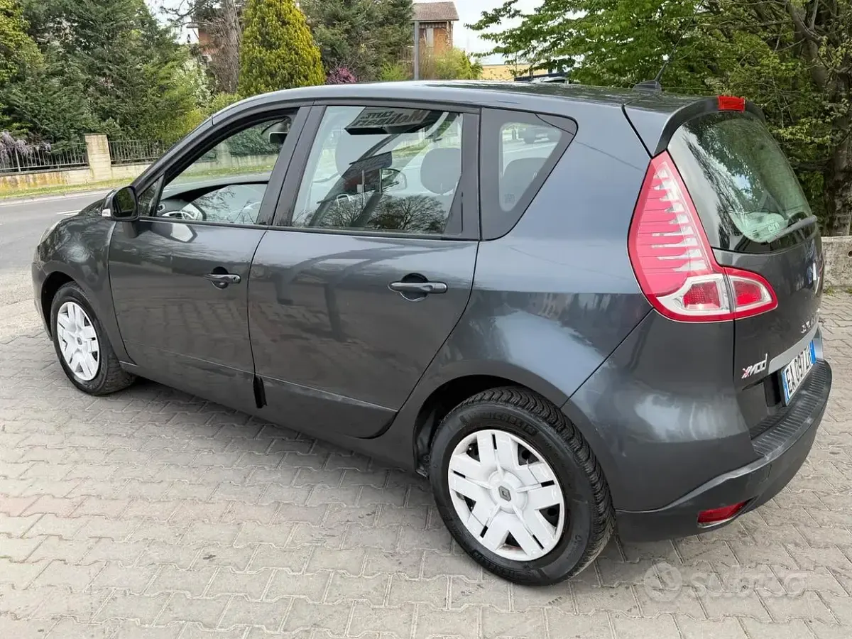 Käytetty Renault Scenic E-Tech Dynamique 110 HP (80 kW) 2011 Harmaa Tila-auto