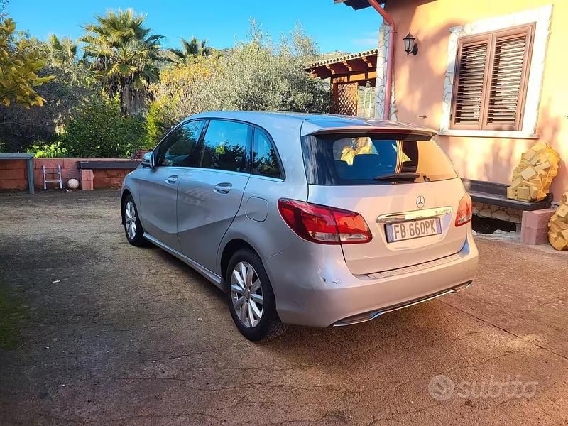 Usata Mercedes 180 116 CV (85 kW) 2015 Grigio Berlina