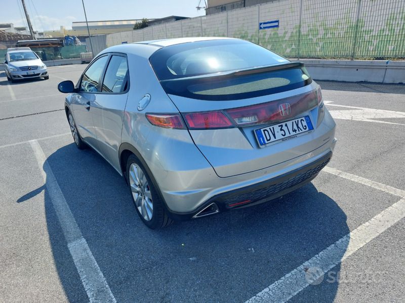 Usata Honda Civic Elegance 140 CV (102 kW) 2009 Argento Berlina