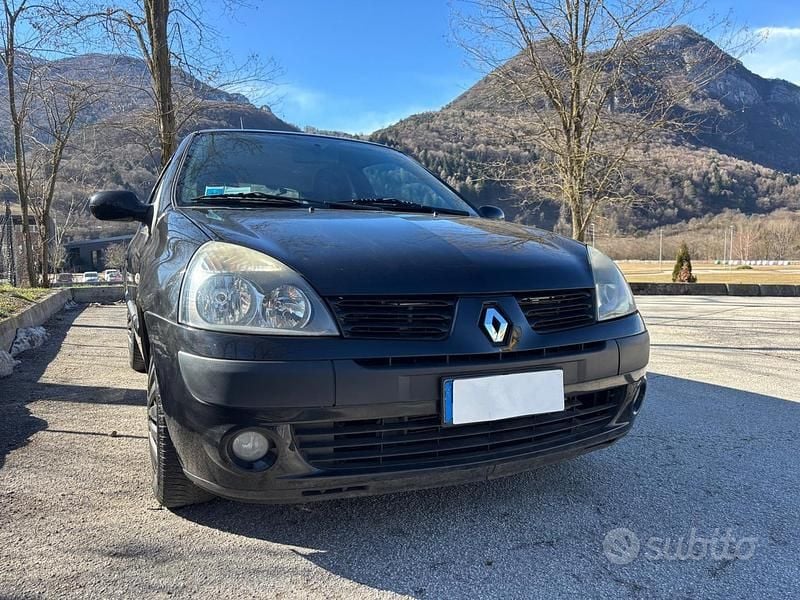 Usata Renault Clio II Luxe 98 CV (72 kW) 2005 Nero Utilitaria
