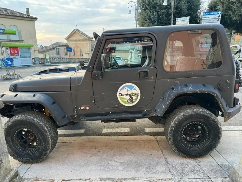 Usata Jeep Wrangler 118 CV (86 kW) 1998 Grigio SUV