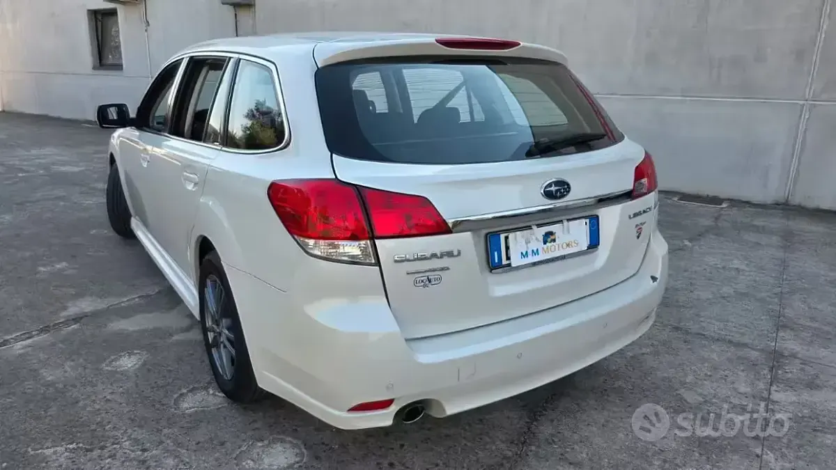 Usata Subaru Legacy Trend 150 CV (110 kW) 2010 Bianco Station wagon