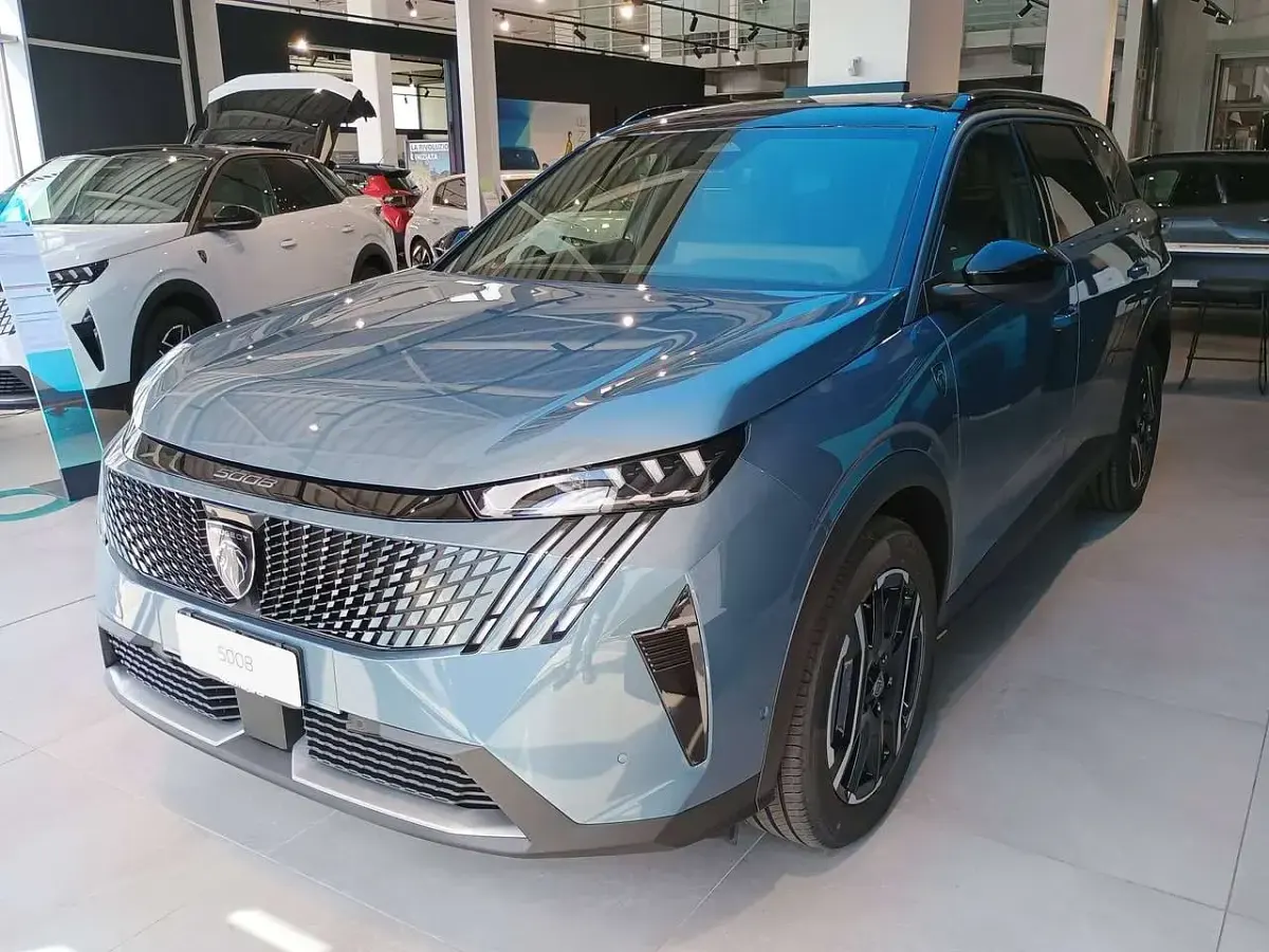 Nuova Peugeot 5008 GTi 194 CV (142 kW) 2026 Blu ingaro/tetto nero SUV