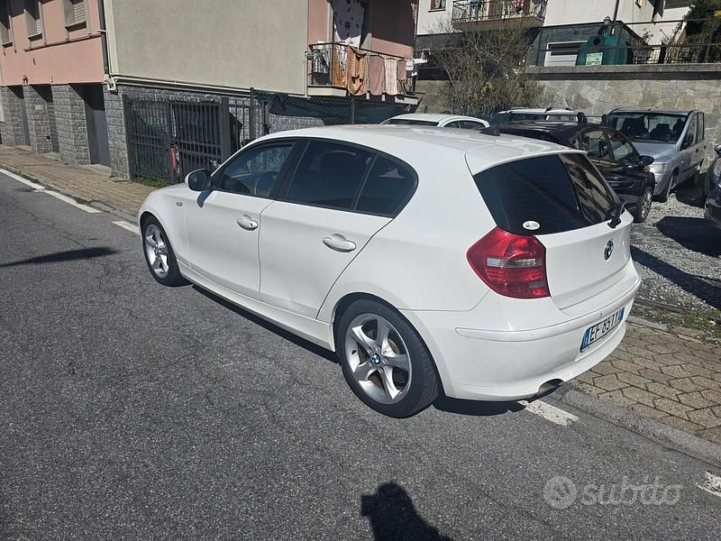Usata BMW 118 142 CV (104 kW) 2011 Bianco Utilitaria