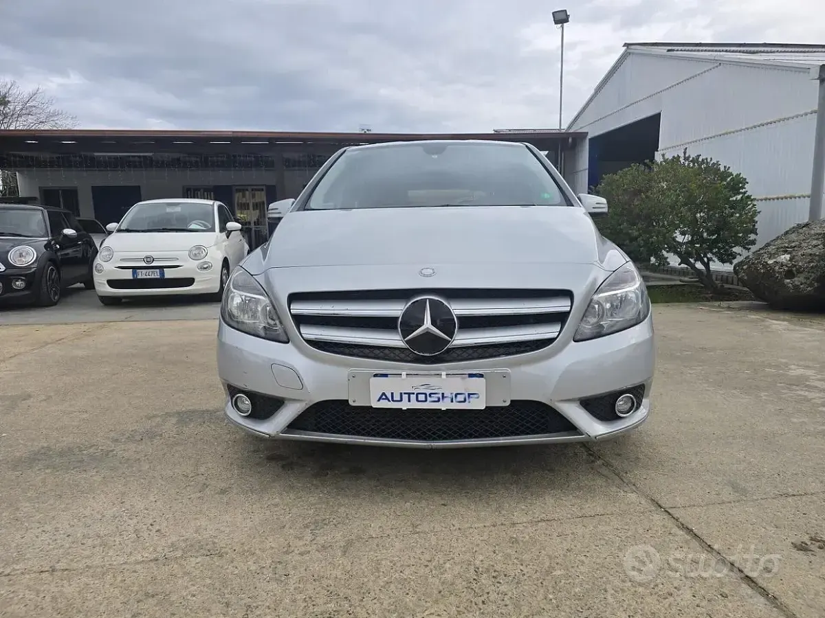 Usata Mercedes B180 Chrome 109 CV (80 kW) 2013 Grigio Utilitaria