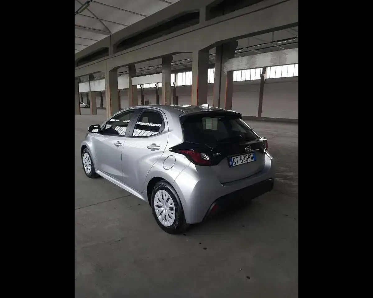 Usata Toyota Yaris Hybrid Active 92 CV (67 kW) 2024 Argento Berlina