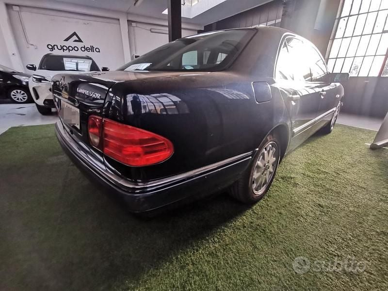 Usata Mercedes E200 Elegance 186 CV (136 kW) 1998 Blu Berlina