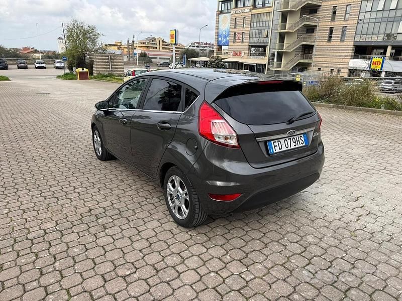 Usata Ford Fiesta Titanium 95 CV (69 kW) 2016 Grigio Berlina