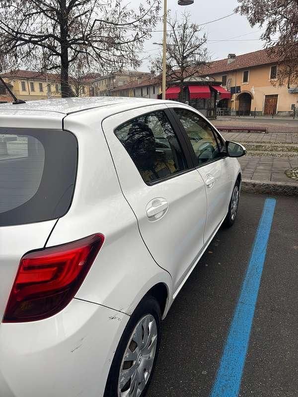 Usata Toyota Yaris Active 69 CV (50 kW) 2015 Berlina