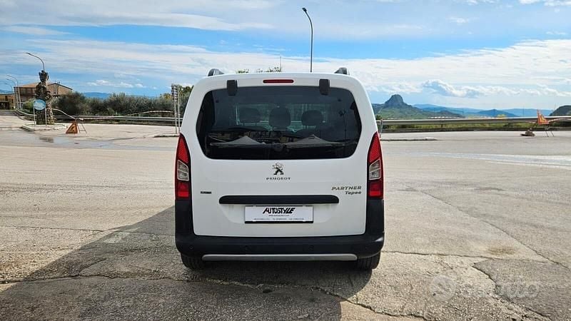 Usata Peugeot Partner Outdoor 100 CV (73 kW) 2017 Nero Monovolume