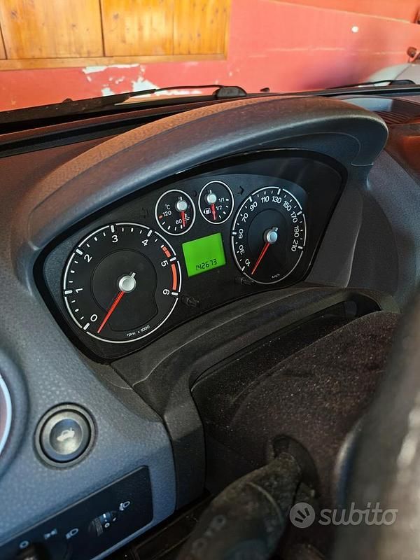 Usata Ford Fiesta 68 CV (50 kW) 2006 Grigio Utilitaria