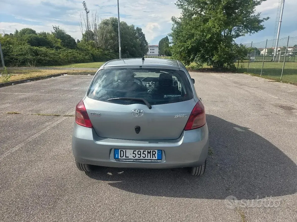 Usata Toyota Yaris 87 CV (63 kW) 2008 Grigio Utilitaria