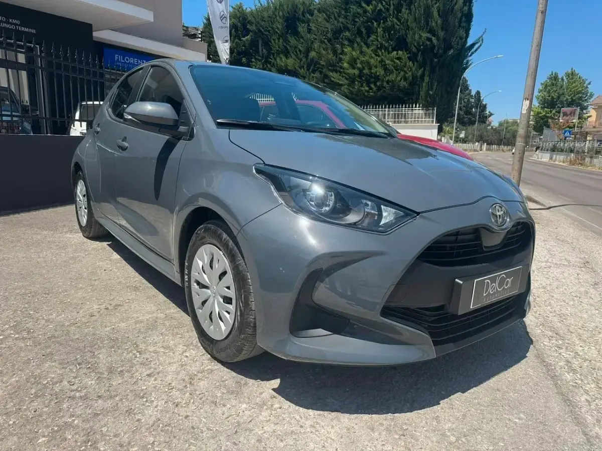 Nuova Toyota Yaris Hybrid 92 CV (67 kW) 2026 Grigio Berlina