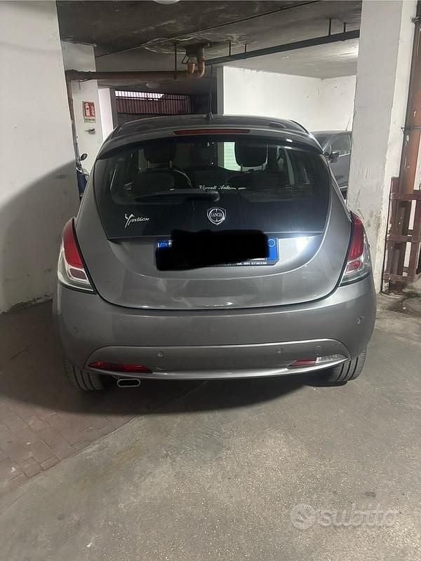 Usata Lancia Ypsilon 69 CV (50 kW) 2017 Grigio Utilitaria