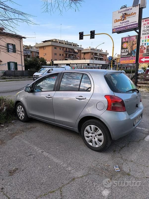 Usata Toyota Yaris Sol 90 CV (66 kW) 2007 Grigio Utilitaria