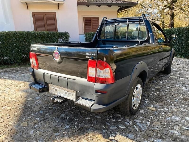 Usado Fiat Strada 95 HP (69 kW) 2014 Preto Pickup
