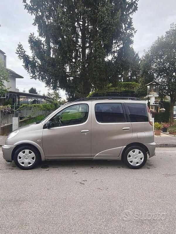 Usata Toyota Yaris Verso 2004 Grigio Monovolume