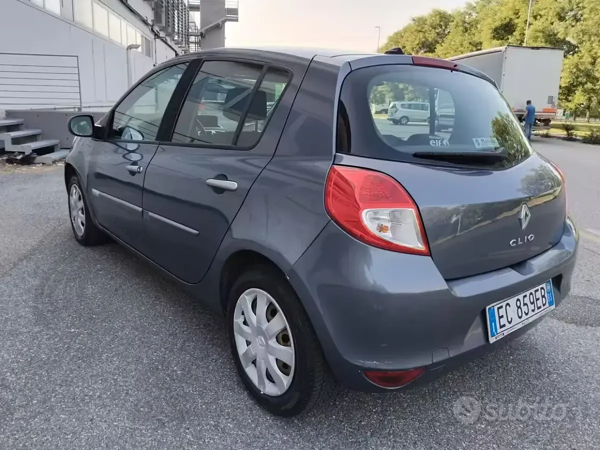 Usata Renault Clio II 72 CV (52 kW) 2010 Grigio Berlina