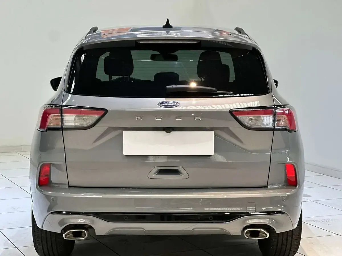 Begagnad Ford Kuga ST-Line 150 HK (110 kW) 2023 Grå SUV