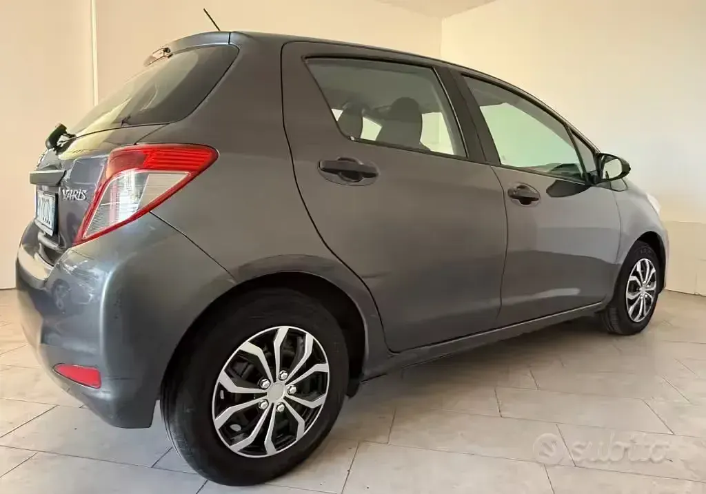 Usata Toyota Yaris Lounge 69 CV (50 kW) 2012 Grigio Utilitaria